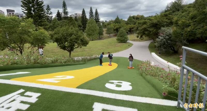 青埔青山河濱公園9月10日開放,桃園首座「滾草坡」吸睛亮相。(記者李容萍攝) 青埔青山河濱公園9月10日開放,桃園首座「滾草坡」吸睛亮相。(記者李容萍攝)