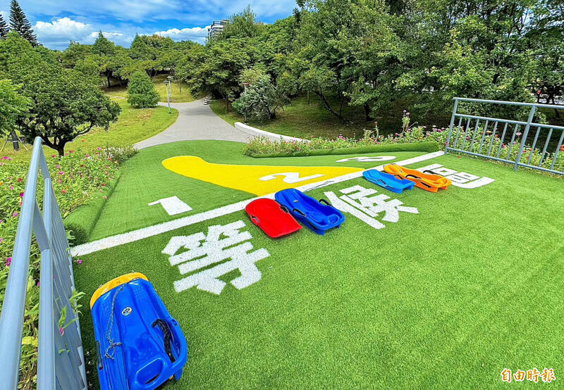 青埔青山河濱公園9月10日開放,桃園首座「滾草坡」吸睛亮相(記者李容萍攝) 青埔青山河濱公園9月10日開放,桃園首座「滾草坡」吸睛亮相(記者李容萍攝)