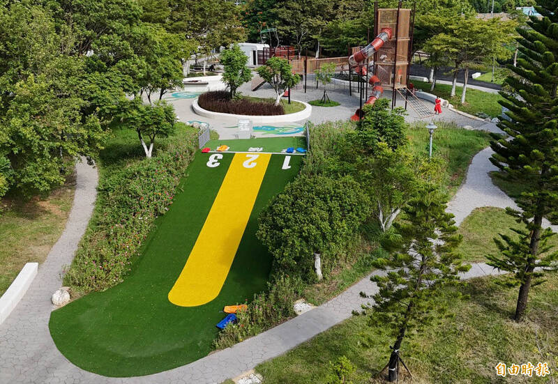 青埔青山河濱公園9月10日開放,桃園首座「滾草坡」吸睛亮相。(記者李容萍攝) 青埔青山河濱公園9月10日開放,桃園首座「滾草坡」吸睛亮相。(記者李容萍攝)