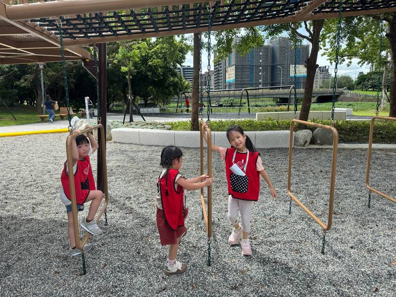 桃市府養護工程處打造全齡共融遊戲場「青山河濱公園」。(彭俊豪提供) 桃市府養護工程處打造全齡共融遊戲場「青山河濱公園」。(彭俊豪提供)