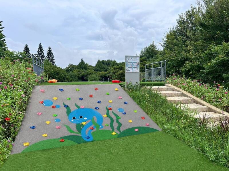 桃市府養護工程處打造全齡共融遊戲場「青山河濱公園」。(養工處提供) 桃市府養護工程處打造全齡共融遊戲場「青山河濱公園」。(養工處提供)