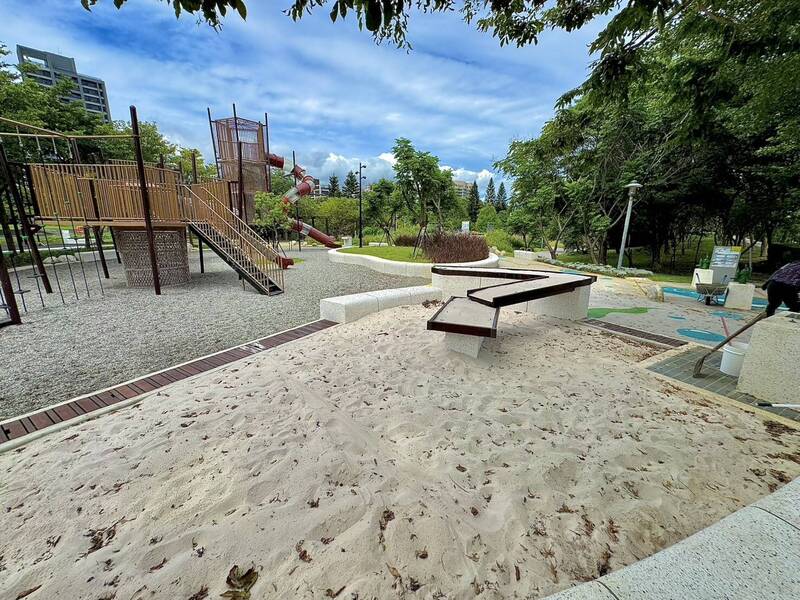 桃市府養護工程處打造全齡共融遊戲場「青山河濱公園」。(彭俊豪提供) 桃市府養護工程處打造全齡共融遊戲場「青山河濱公園」。(彭俊豪提供)