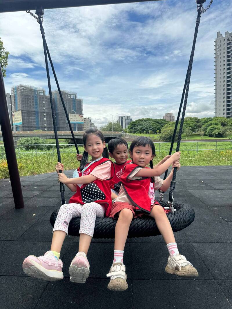 桃市府養護工程處打造全齡共融遊戲場「青山河濱公園」。(彭俊豪提供) 桃市府養護工程處打造全齡共融遊戲場「青山河濱公園」。(彭俊豪提供)