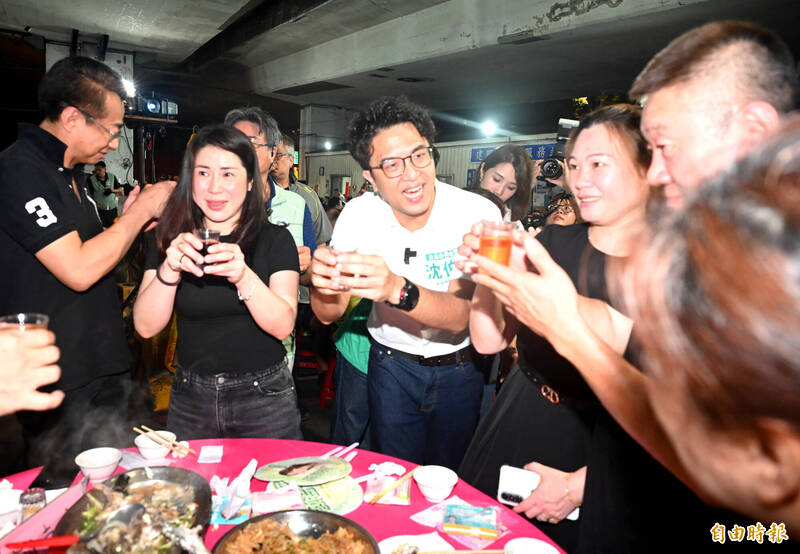 沈伯洋在計程車工會中元普渡餐會和與會人士互動。（記者王藝菘攝）