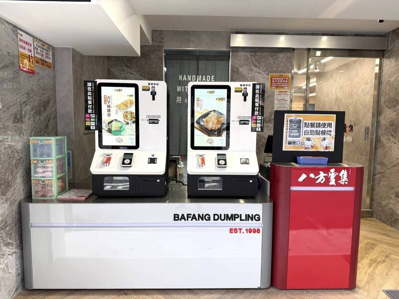 不會用自助點餐機、店員拒協助 阿伯「買飯被逼退」引全網心疼