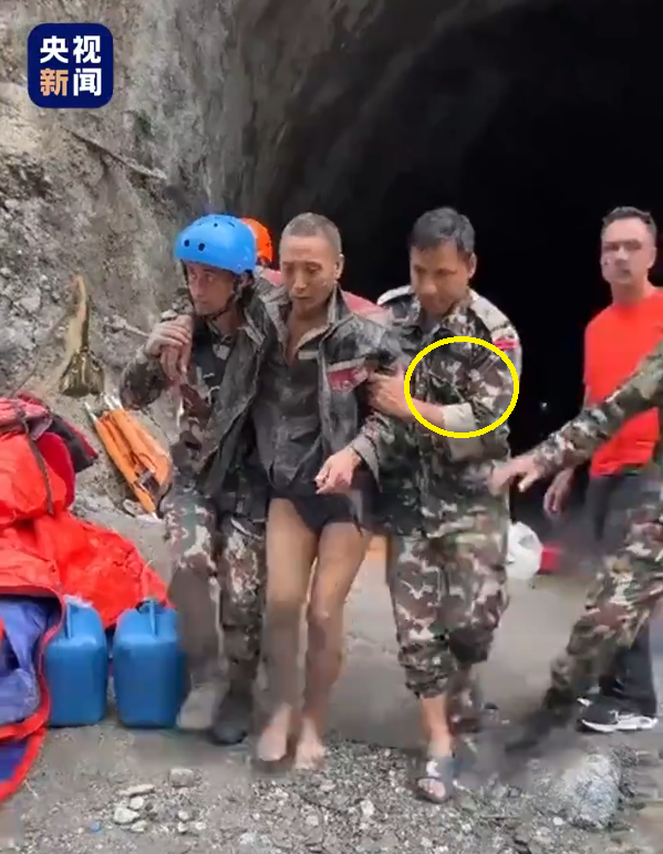 中國央視新聞影片可以看到尼國軍人迷彩服上沒有紅色五角星。（圖擷自央視新聞）