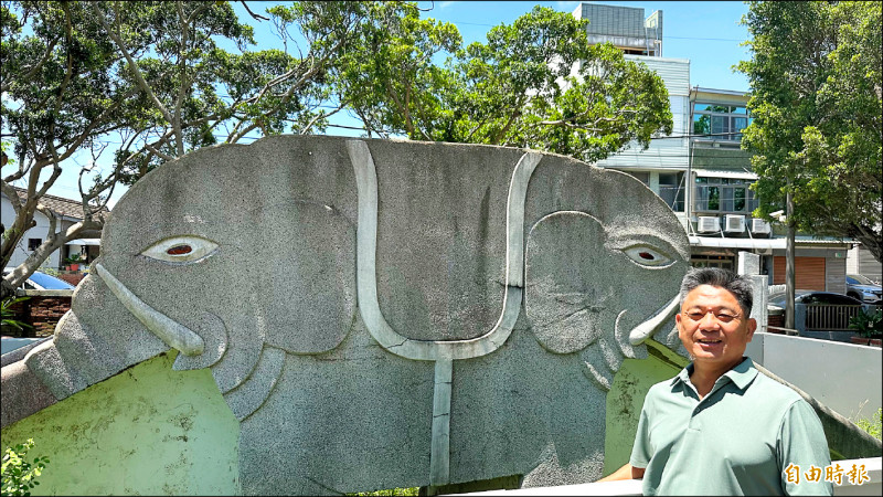 台南3象友 相隔12年再調查國小大象溜滑梯