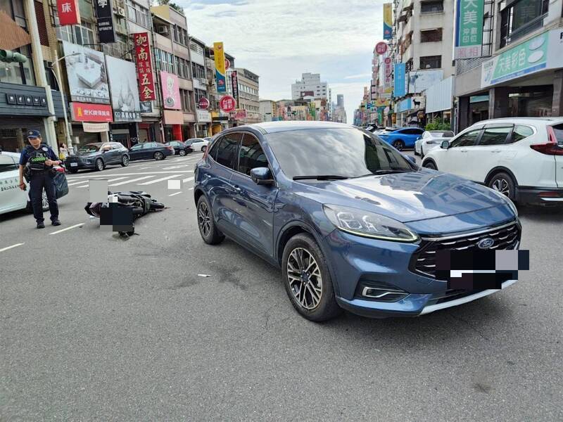 高雄騎士疑鬼切過馬路 慘撞轉彎轎車噴飛送醫