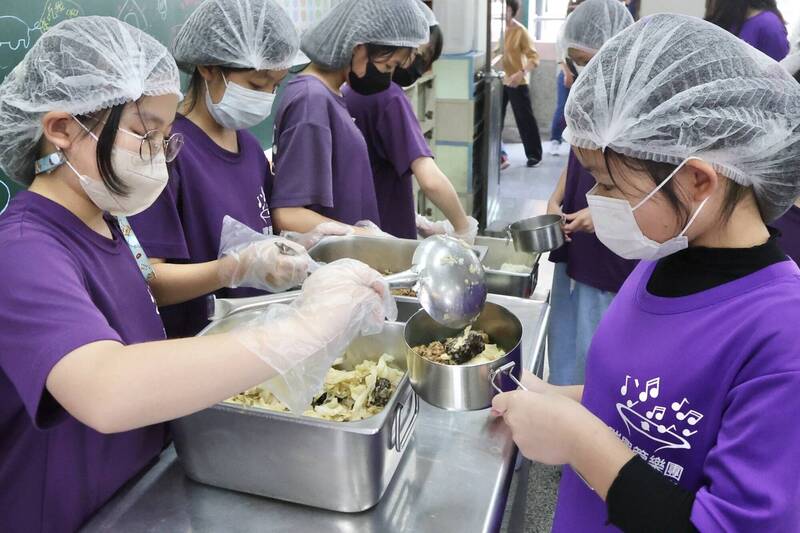 高雄免費午餐水果限在地?教師工會批:找麻煩