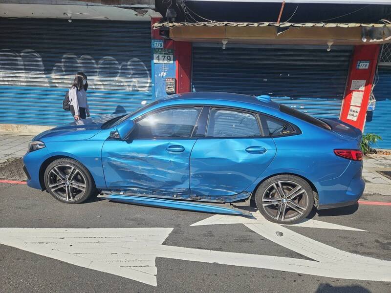 BMW女搶快路口闖紅燈 騎士煞車不及攔腰撞噴飛