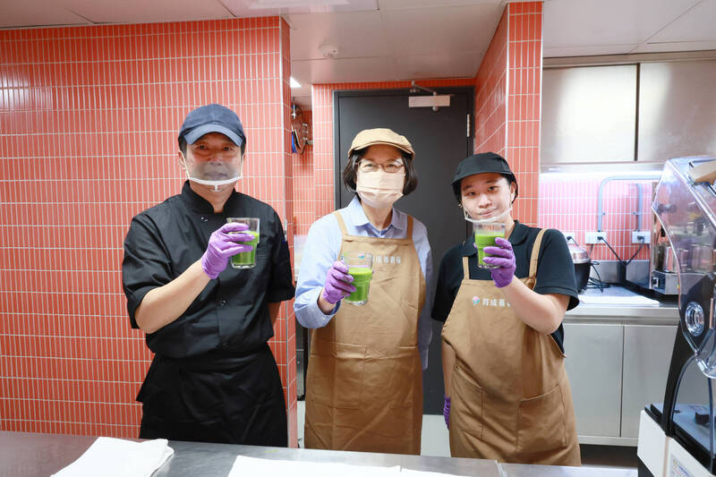 蔡英文今參訪「育成永續庇護園區」,與員工一起打精力湯。(蔡英文辦公室提供)
