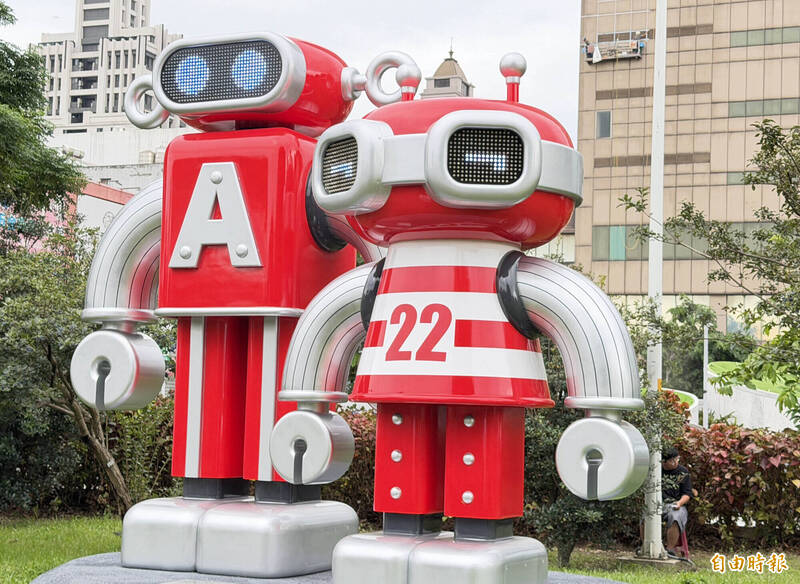 桃園老街溪打造機器人地標Robot A & No.22亮相 重現中壢五金街產業記憶