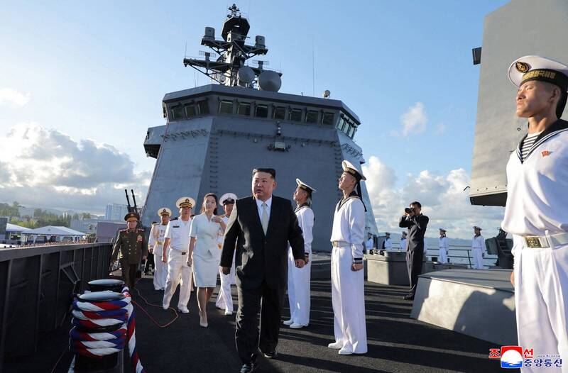 北韓驅逐艦「姜健號」命運多舛正式服役 金正恩偕妻女視察