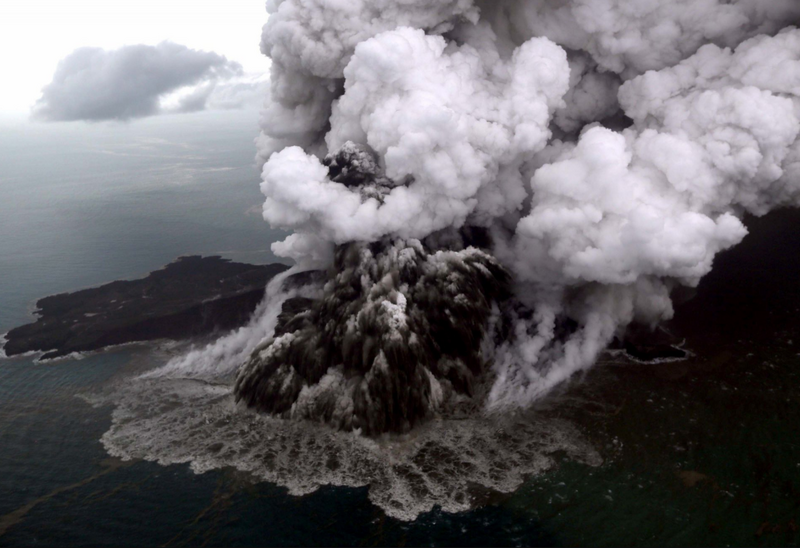 印尼喀拉喀托之子火山爆發 觀光署:無台灣團受傷
