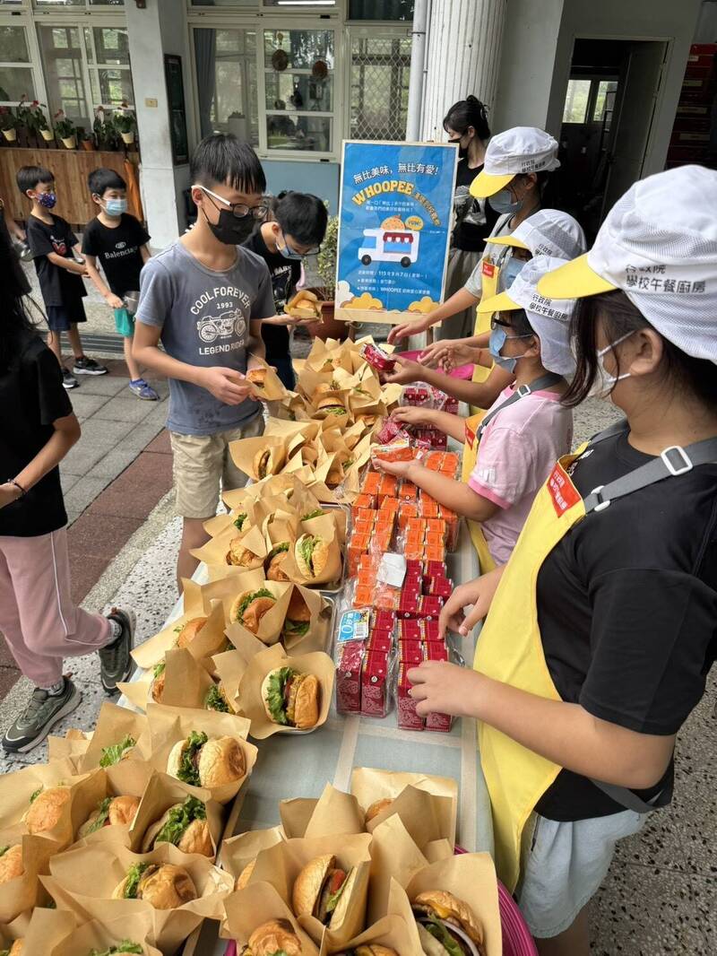 開學小確幸 「漢堡廚房」直接搬進高雄偏鄉國小師生免費吃