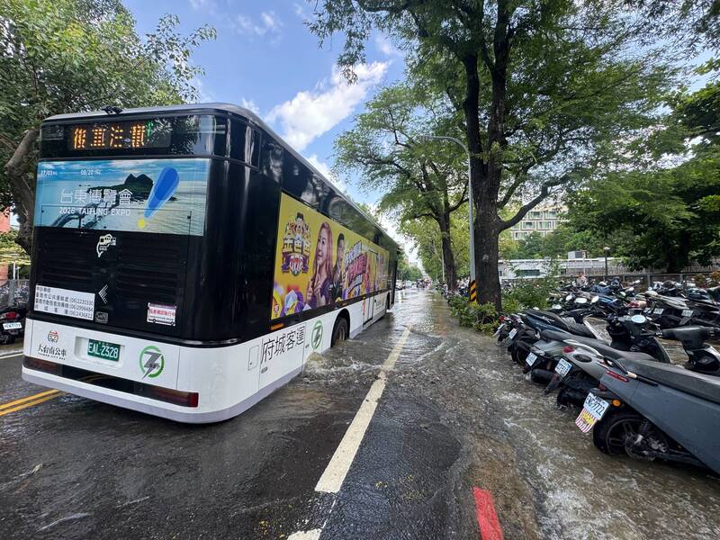 成大旁水管破淹大水 公車輪陷水坑