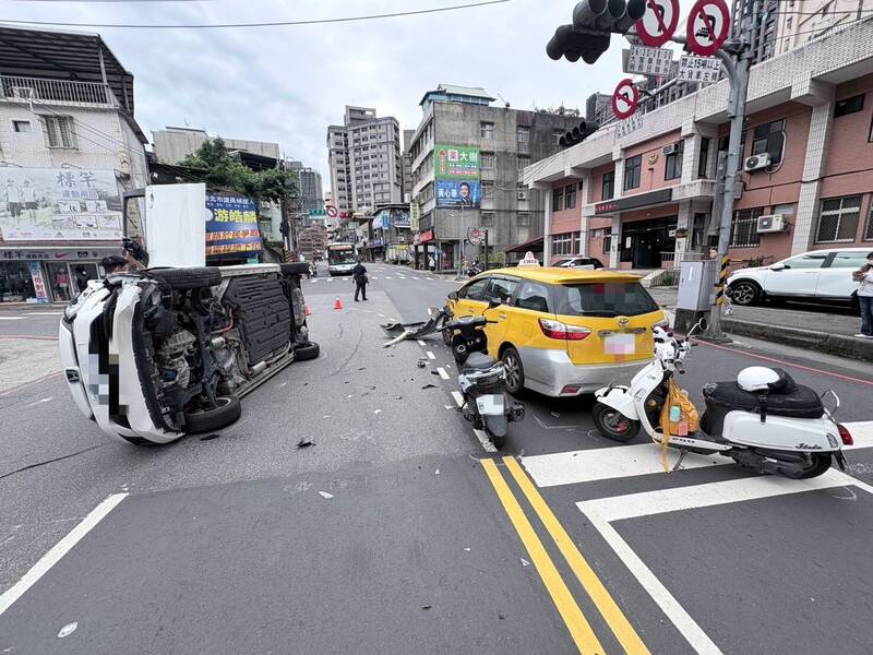 載友過路口撞對向計程車翻覆釀2傷 還波及2騎士