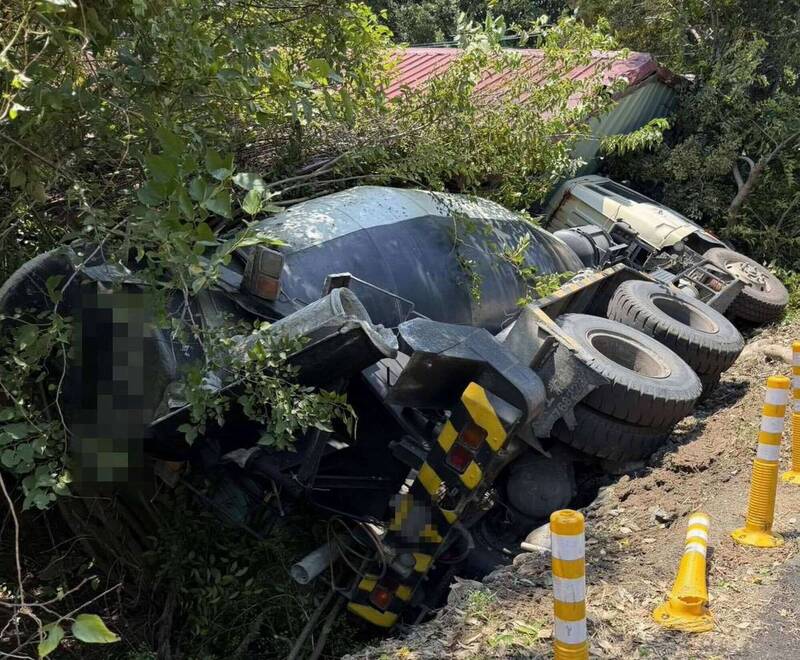 忘拉手煞車?彰化「無人水泥車」滑落山坡 狠撞鐵皮屋
