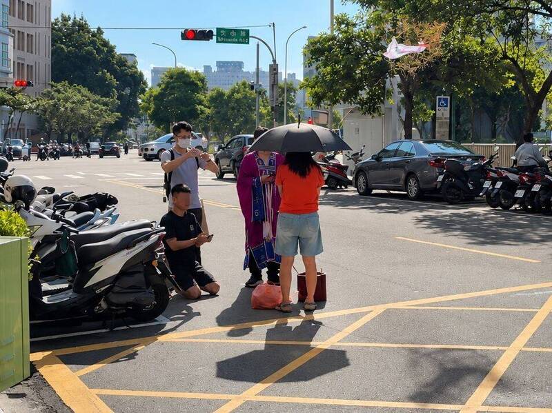 護理師遭撞死招魂！弟跪地連擲22筊才獲3允杯 法師：她可能有心願