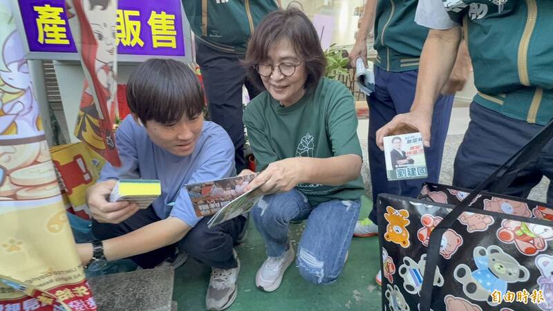 中央畜產會董事長、前立委蘇治芬（右）傍晚現身虎尾街區，發送「台灣好生活」文宣，向民眾報告賴政府亮眼施政成果。（記者李文德攝）