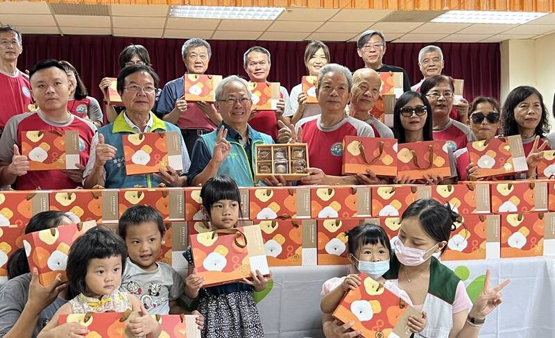 佃農之子拚到紙箱工廠董座 洪添進「這原因」連2年捐10萬蛋黃酥給家扶