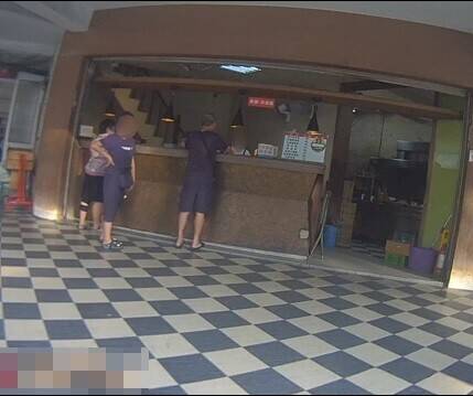 便當店點餐突「石化」趴櫃台30分鐘 台中警機警神救援