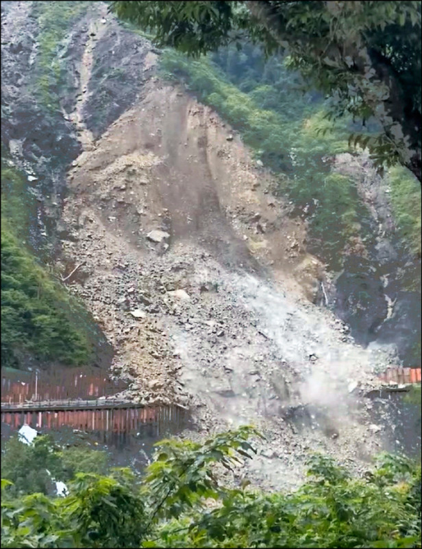 北橫大曼段坍方落石阻斷 封閉改道