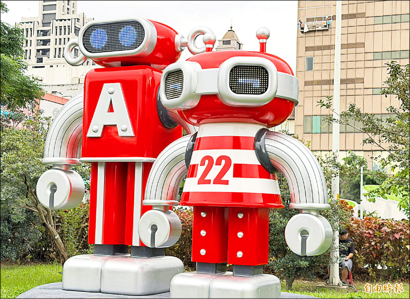 城市新地標 中壢老街溪裝置藝術亮相