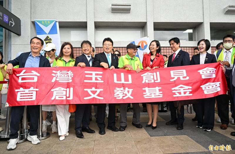歌手鍾綺獻花歡迎日本議員團訪台 北村晴男:台海和平攸關日本存立絕對必須守住
