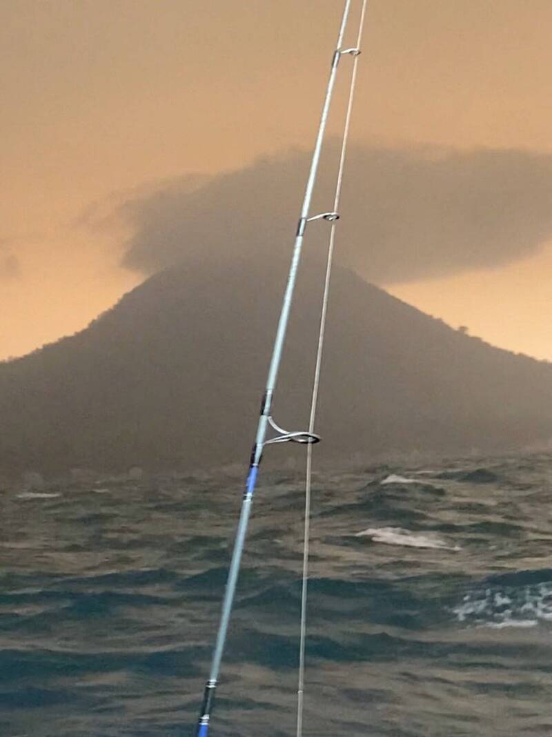 喀拉喀托之子火山距离雅加达约150公里，6日开始喷发，岩浆猛烈涌出，并向空中喷发大量火山灰。（路透）