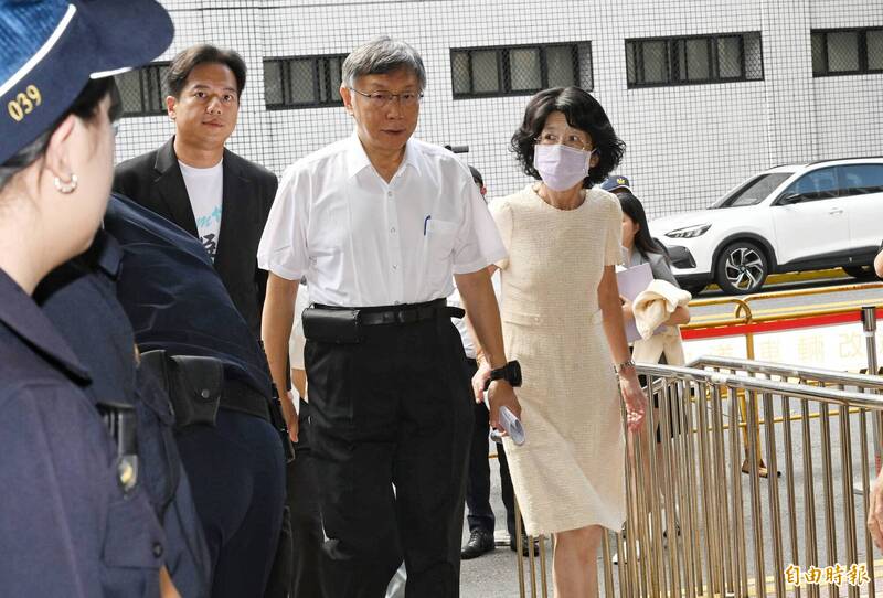 柯文哲二審首開庭 數十支持者夾道迎接齊呼「清清白白」