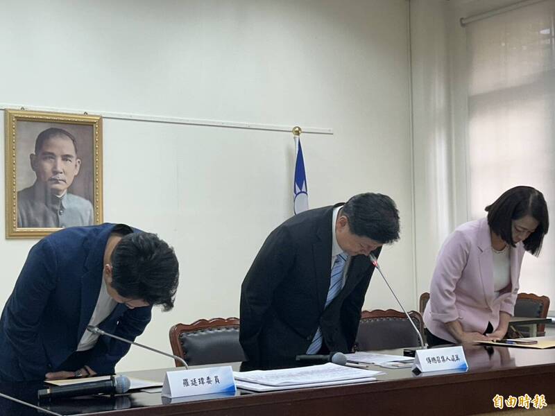 國民黨團總召傅崐萁（中）、書記長許宇甄（右）、立委羅廷瑋（左）9月1日為庇護工場禮盒事件鞠躬致歉。（資料照）