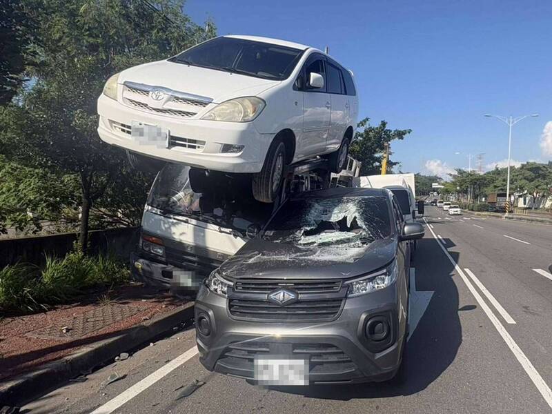 大貨車疑煞車失靈連撞3車!車斗轎車噴飛「泰山壓頂」砸休旅車
