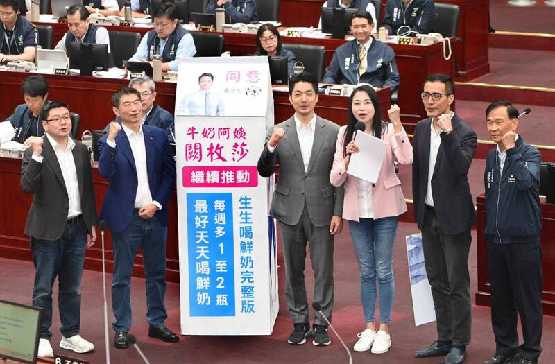 生生喝鮮奶、揮汗有禮 張景森:用正常腦袋評估就知效果