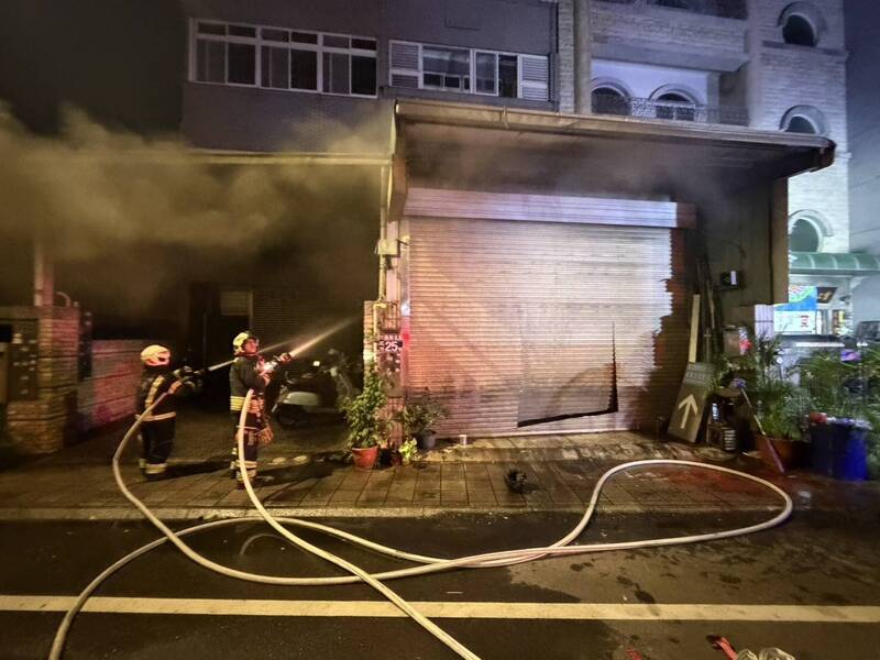 驚險！竹北民宅夜間竄火 警消急動員撲滅幸無人傷
