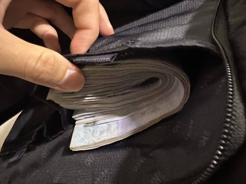 保險員酒後遺失裝有10萬元背包 蘆竹警草叢中尋回