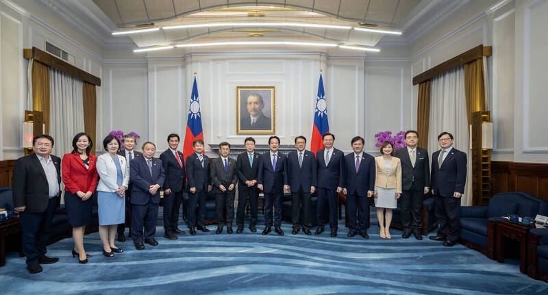 實現安倍遺願!日跨黨派議員面告賴總統:力促國防合作、與台建立牢固關係