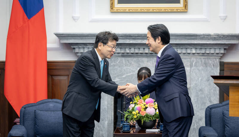 日本保守黨參議員、訪團團長北村晴男表示，將推動制定日本版的台灣旅行法與台灣關係法及各種國防合作。（總統府提供）