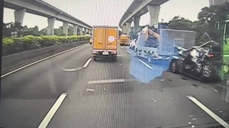 國1中壢路段事故!轎車4門遭撞成雙門 駕駛僅受輕傷