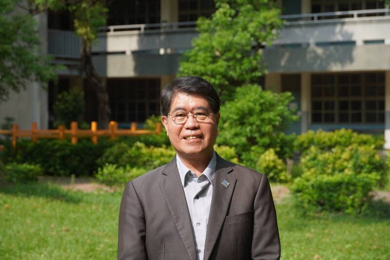 學生變校長 高瑞賢站教育第一線40年 「不放棄任何一位學生」獲師鐸獎