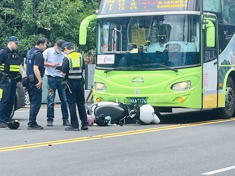 緊張!公車撞機車 騎士險捲車底送醫