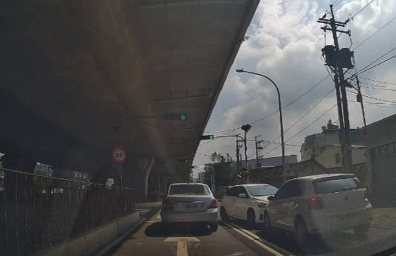 男子逆向碰撞他車還逼車再撞 依毀損、強制、公共危險罪嫌移送