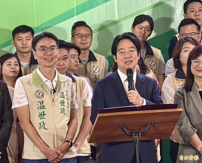 賴清德（前排中）說南投是民進黨艱困選區，但温世政和各黨籍參選人不怕難，正在推動「愛鄉運動」。（記者陳鳳麗攝）