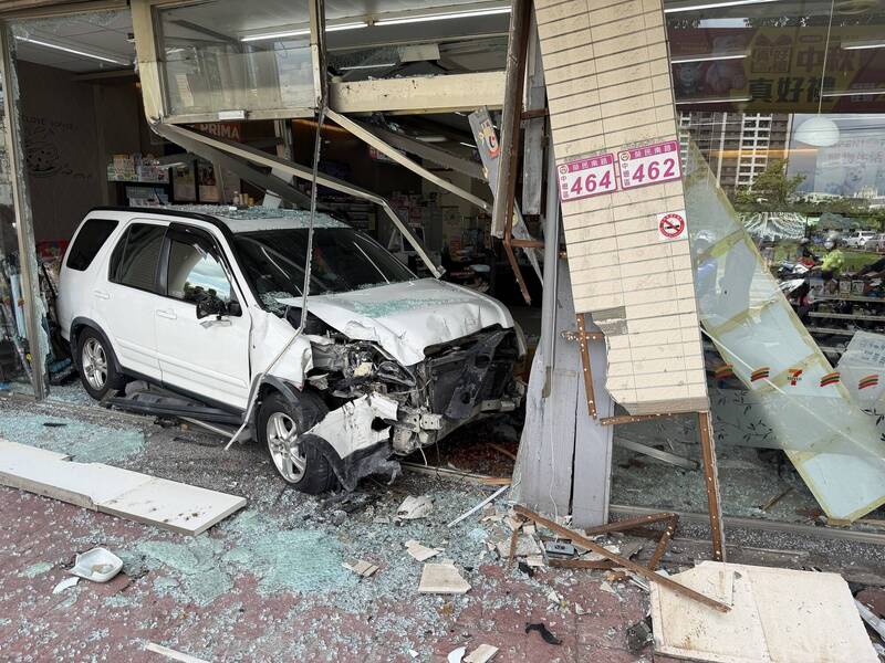 連續上班累壞?桃園休旅車「砲彈式」撞進超商 恐賠百萬
