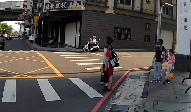 高市國小前又見行人地獄!警:違者最高可罰6千