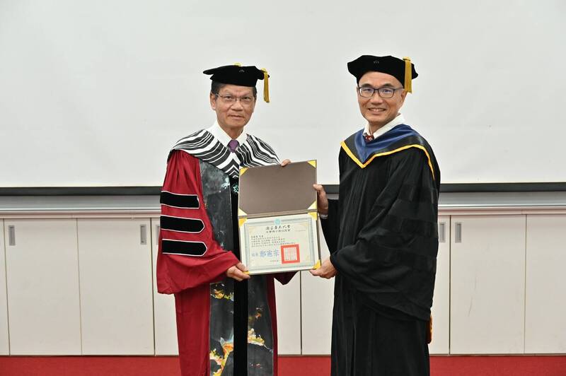 翁啟惠獲頒台東大學名譽博士 暢談AI驅動生醫創新