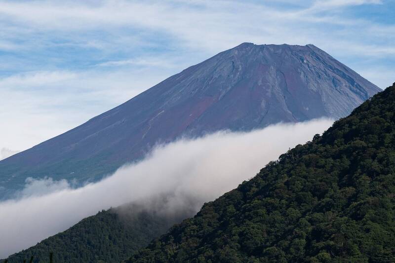 富士山魯莽登山事故頻傳!山梨縣搜救直升機擬採使用者付費