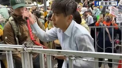 鍾佳濱抗議現場剪斷警方護欄鋼索 涉犯妨害公務罪起訴