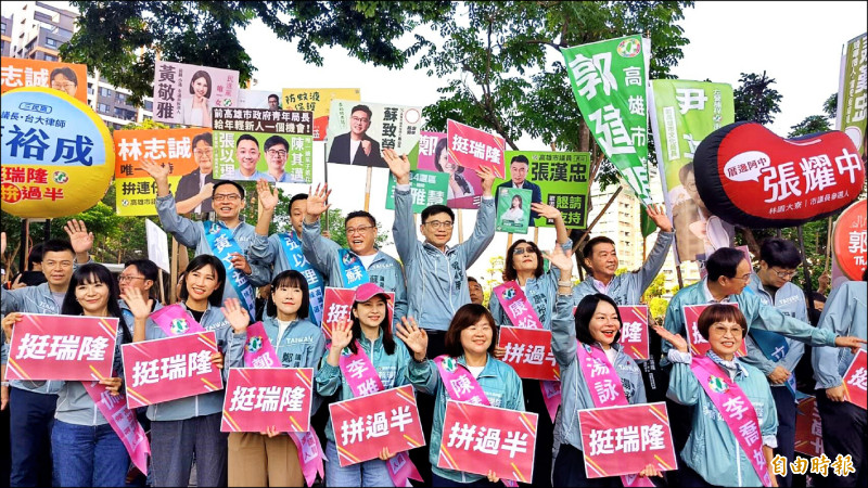 挺瑞隆、拚過半 民進黨高雄隊路口拜票