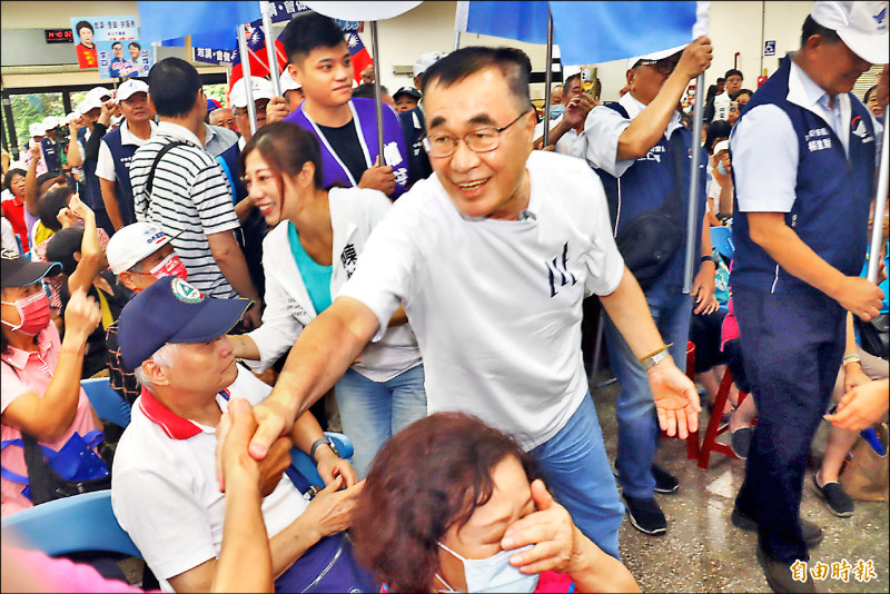 李四川中和川友會成立，上千名鄉親及在地90位里長到場相挺。（記者翁聿煌攝）